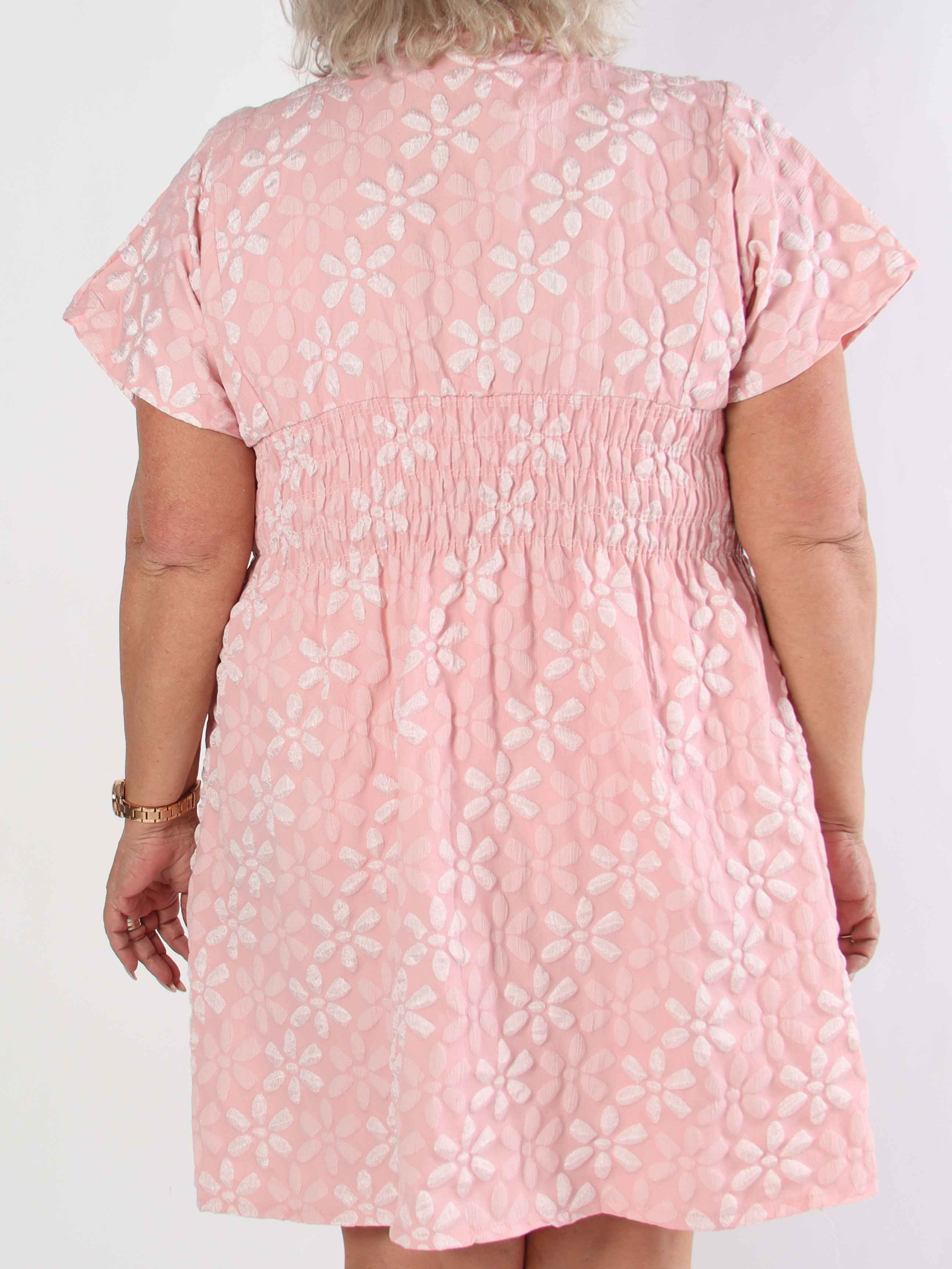 Pams Bloom Short - Feminin plus size kjole med blomstermotiver